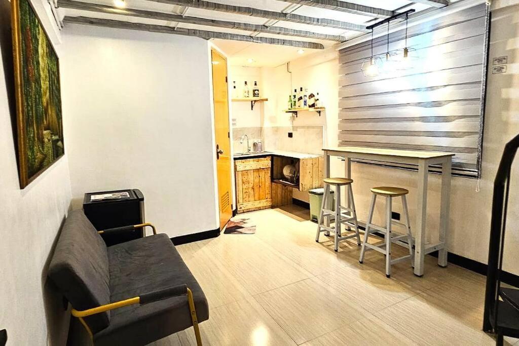 Adorable - The Bar Lounge Apartment